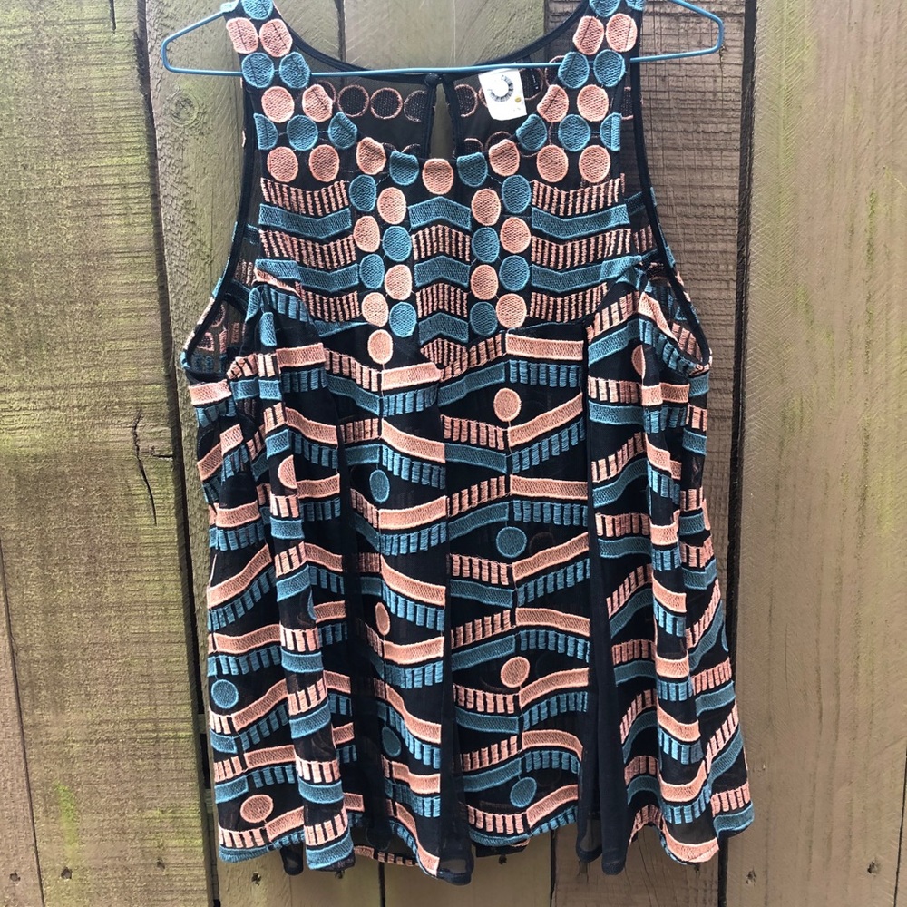 Anthropologie Black Short-Sleeve Top w Designs (M)